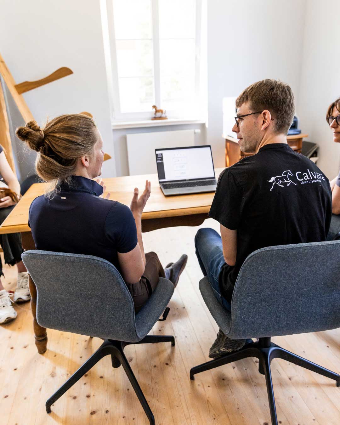 Zwei Personen besprechen CALVARA-Messergebnisse an einem Laptop.