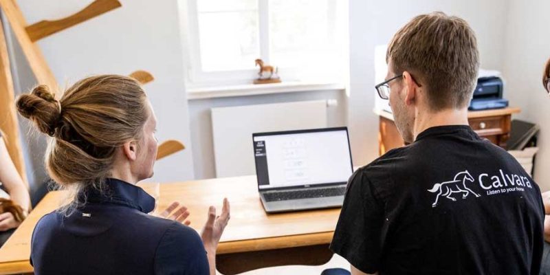 Zwei Personen besprechen an einem Laptop die Auswertung von CALVARA-Daten.
